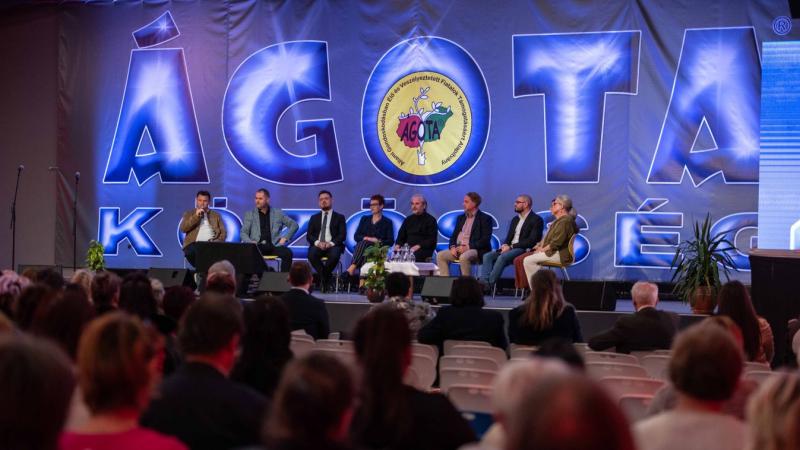 A felnőttek tevékenységei uralták a színteret ÁGOTA falvában, ahol egy egyedülálló szakmai konferencia zajlott. Az esemény nemcsak szakmai diskurzusokat hozott magával, hanem különleges élményeket is, amelyeket a galéria izgalmas kiállításai tettek még em