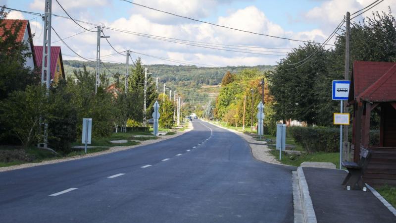 Aszalón ünnepélyesen átadták a felújított útszakaszt, amely az autópályák színvonalát idézi. Ugyanakkor a sebességkorlátozás továbbra is 50 kilométer/óra maradt.
