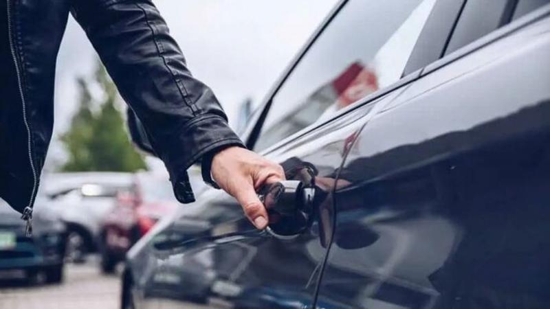 Egyetlen pillanatnyi figyelmetlenség volt csupán az autós részéről, és máris bekövetkezett a baj Lőrinciben.