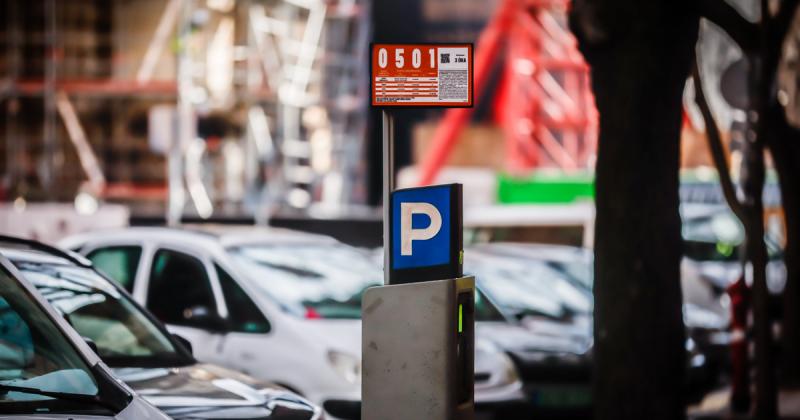 A jövő városi közlekedésének irányvonala vagy az autósok zsebére mért újabb teher? Budapest legújabb parkolási rendszere sok kérdést vet fel.