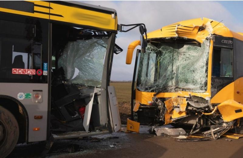 A debreceni buszbaleset tragédiáját egy könnyebben sérült utas szemszögéből nézve a következőképpen éltem meg: A pillanat, amikor a baleset történt, mintha megállt volna az idő. A hangos ütközés, a fékek csikorgása és a riadt kiáltások egy szörnyű káoszba