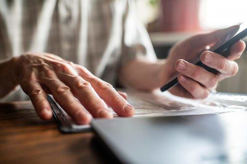 65 év felettiek, figyelem! Ha nem ügyelnek online vásárláskor, akár több százezer forintot is elveszíthetnek! Ne hagyják, hogy a figyelmetlenség kárba vesszen!