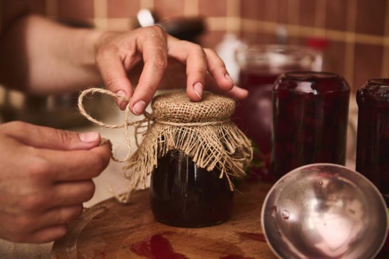 Befőzés – egyszerű lépésekben!

A befőzés egy nagyszerű módja annak, hogy megőrizzük a gyümölcsök és zöldségek frissességét, és ízletes finomságokat készítsünk otthon. Néhány egyszerű lépéssel te is könnyedén elsajátíthatod ezt a hagyományos módszert!

1.