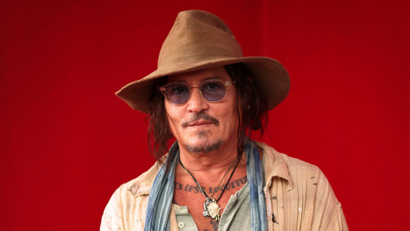 Itt van Johnny Depp 22 éves fia, a vonzó Jack, aki lélegzetelállítóan hasonlít híres édesapjára.