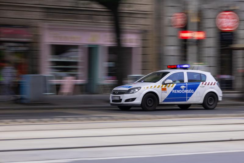 Újabb riasztó esemény zajlik Magyarországon, ezúttal egy bevásárlóközpontot fenyegetett bombariadó.