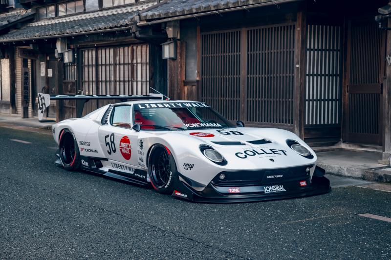 A Liberty Walk által átalakított Lamborghini Miura egy igazán különleges és provokatív látványosság lett, amely a klasszikus dizájn és a modern tuning ötvözésével született meg. Ezzel a lépéssel a legendás sportautó nem csupán egy ikon, hanem egy új, egye