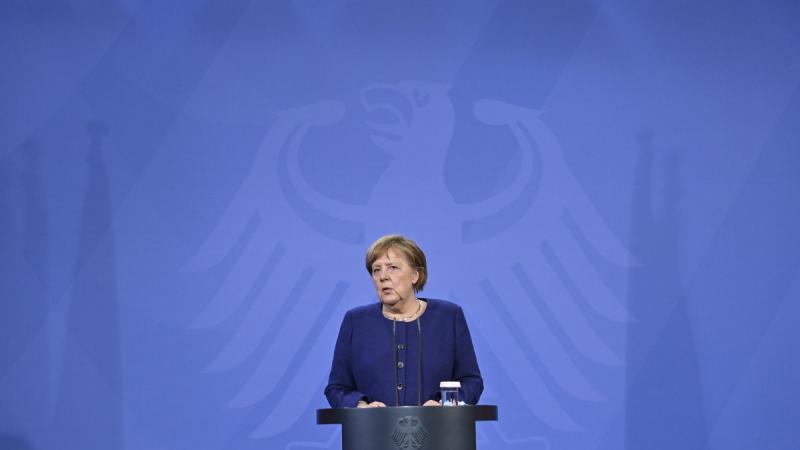 Schmidt Mária: Angela Merkel – Németország és Európa temetőásója

Ez a cím egyfajta provokatív megközelítést sugall, amelyben Angela Merkel politikai tevékenysége és döntései a német és európai politikai tájra gyakorolt hatását vizsgálja. Merkel kancellár