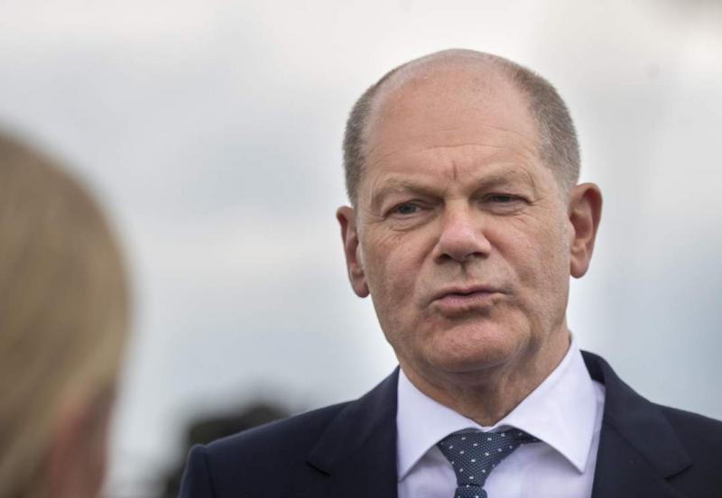 Olaf Scholz bejelentette, hogy a német határokon az ellenőrzési intézkedéseket hat hónappal meghosszabbítják. Ez a döntés a biztonsági helyzet alakulásával összefüggésben született, és célja a határok védelme és a rend fenntartása. A kormányfő hangsúlyozt