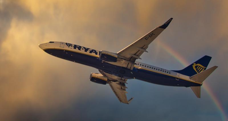 A Ryanair bejelentette, hogy a repülőjegyek árai emelkedni fognak, és már tudni lehet, hogy milyen mértékben. A változások részletei és a pontos árak még nem nyilvánosak, de egyértelmű, hogy a légitársaságok piacán bekövetkező trendek hatással vannak az u