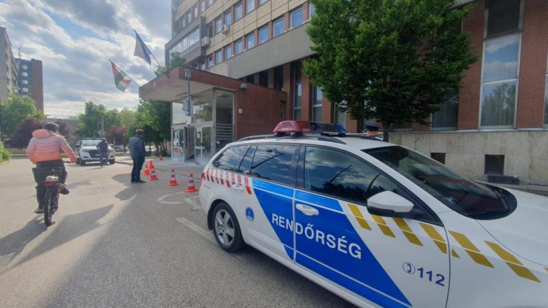 Szenzációs hír! Egy dühöngő férfi megpróbálta felgyújtani a kormányhivatalt. Az esemény izgalma és a feszültség a levegőben vibrál.