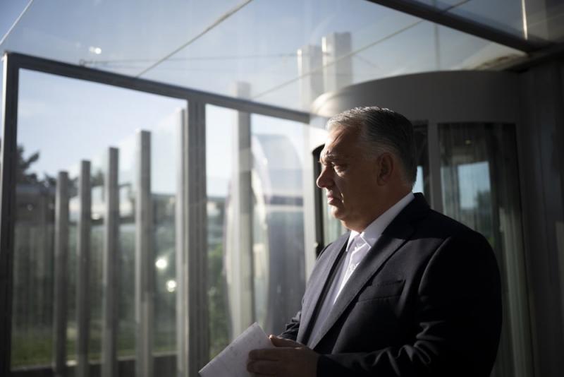 Orbán egy videóüzenetben közölte, hogy egy magyar politikai formáció támogatásával támadások indultak a Magyar Honvédség ellen.