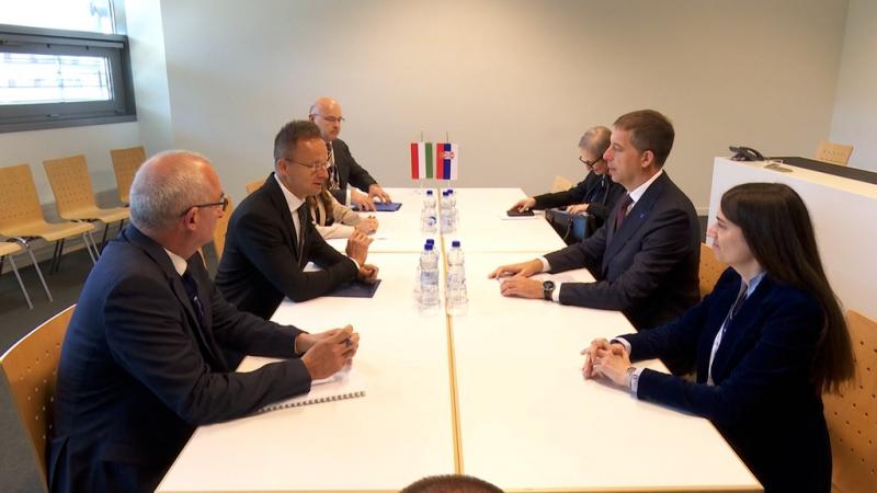Đurić és Szijjártó Luxemburgban találkoztak, hogy megvitassák az energetikai és infrastrukturális együttműködés lehetőségeit. Az esemény célja az volt, hogy erősítsék a két fél közötti kapcsolatokat és elősegítsék a közös projekteket a jövőben.