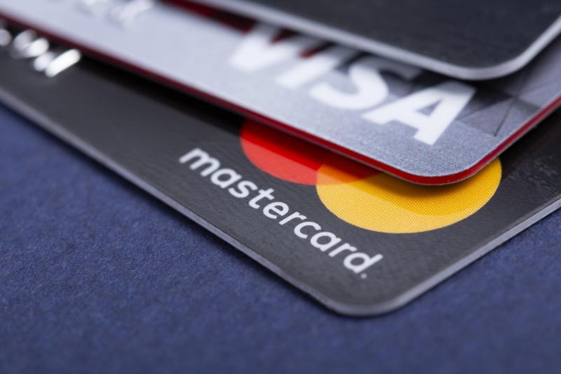 Mastercard és Visa: Növekvő díjak, fokozódó elégedetlenség | FinTechRadar

A Mastercard és a Visa legújabb bejelentései szerint a tranzakciós díjak emelkedésével a felhasználók körében egyre nagyobb a frusztráció. A pénzügyi technológiák világában ez a vá