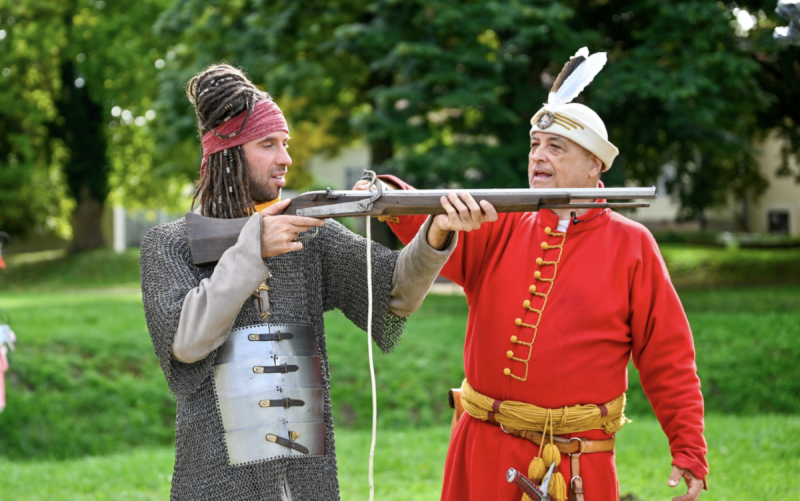 **Varga Viktor időutazása: Hősies kaland a Szigetvári Zrínyi Vár falai között**

A nap már a horizonton járva festette vörösre az égboltot, amikor Varga Viktor, a fiatal történész, felfedező útra indult. Célja nem csupán a múlt titkainak feltárása volt, h