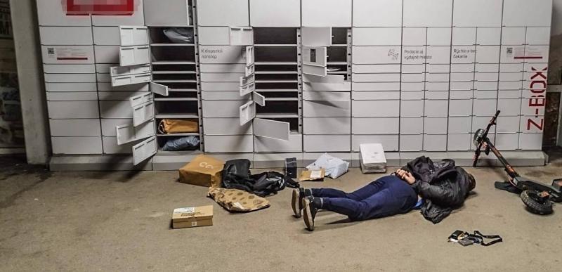 Kódok nélkül nyitogatták a csomagautomata rekeszeit – a rendőrség kézre kerítette a tetteseket (FOTÓK)