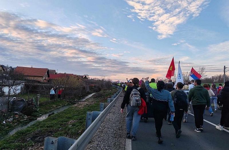 Belgrádi egyetemisták gyalogosan indulnak Újvidékre az évforduló alkalmából | Vajdaság MA

A belgrádi egyetemisták egyedülálló akció keretében gyalogos vonulásra készülnek, hogy megünnepeljék az évfordulót Újvidéken. Az esemény célja, hogy kifejezzék szol