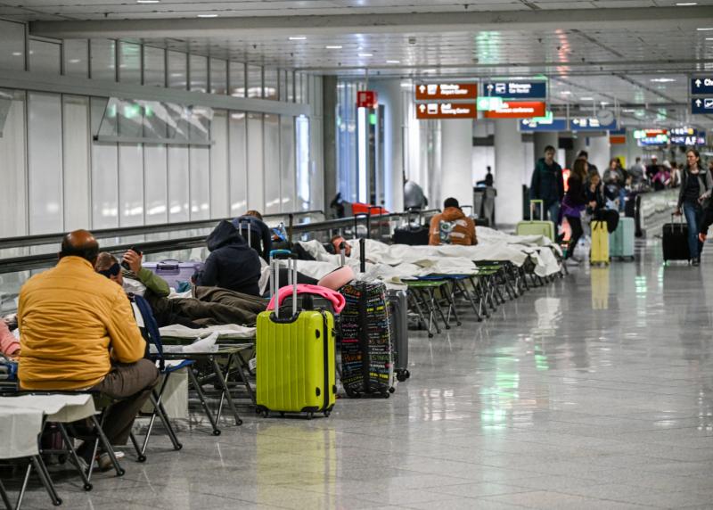 Jelenleg a müncheni repülőtér forgalmát felfüggesztették ismeretlen eredetű drónok miatt.