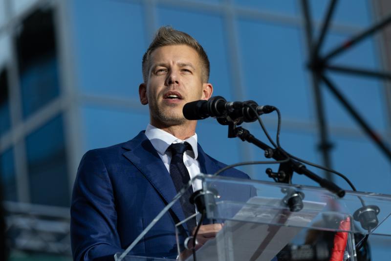Magyar Péter: Hoppál Péternél Pécs sokkal, de sokkal többet érdemel

A város, amely gazdag történelemmel és kultúrával büszkélkedhet, megérdemli, hogy a legjobb kezekben legyen. Hoppál Péter személyében olyan vezetőt kellene látnunk, aki nem csupán a poli
